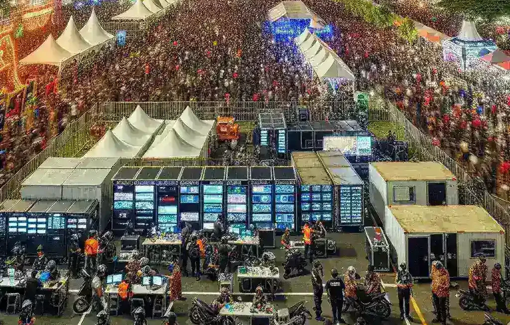 "Centro de Operaciones de Seguridad (SOC) temporal en un evento masivo en Indonesia, asegurando la seguridad y el monitoreo en tiempo real de los asistentes."